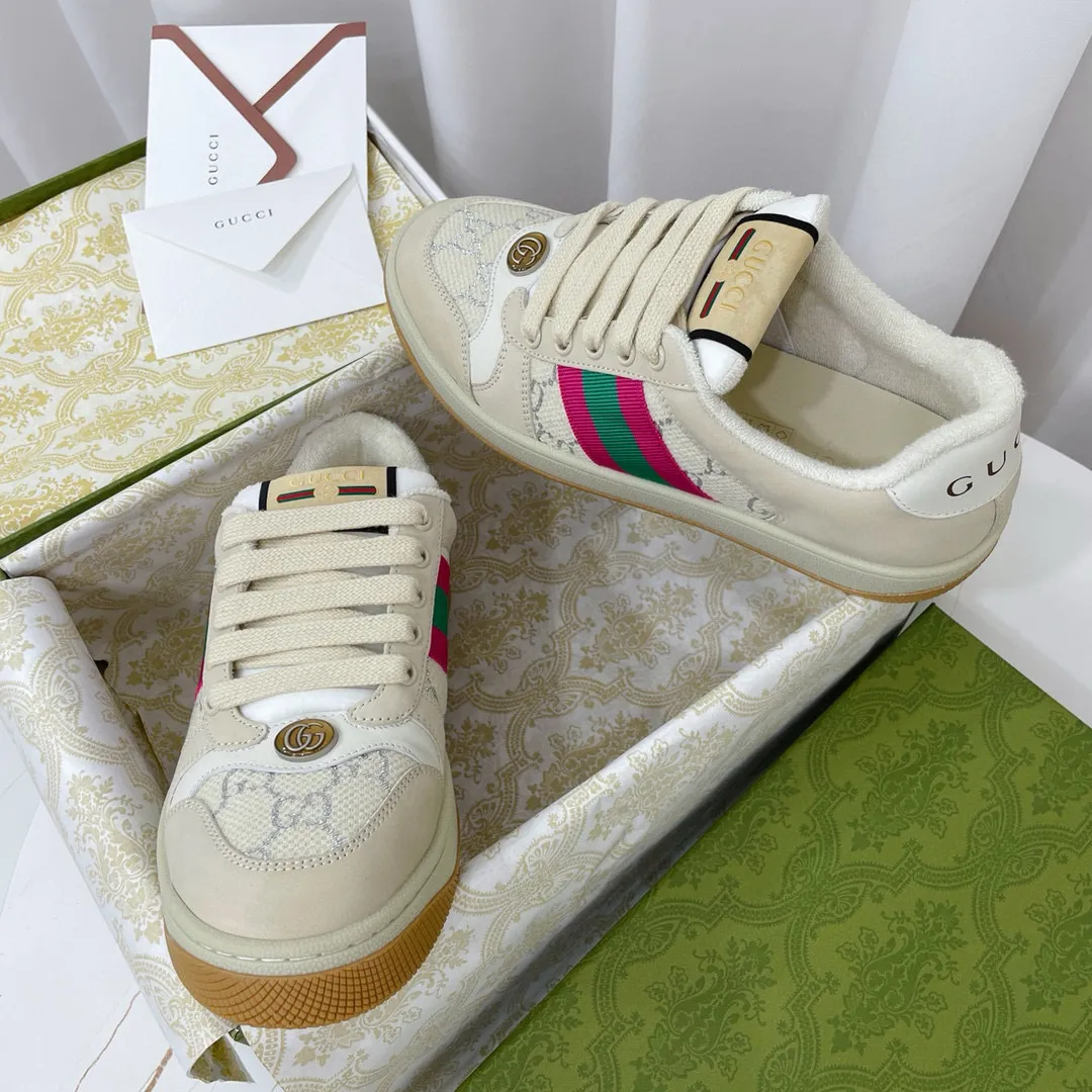 Ex-factory price: 540💰 GUCCI Gucci's newly upgraded back cover lining, top-notch old dirty shoes, classic casual sports shoes for couples, retro sneakers and old G family dirty shoes, updated at the counter simultaneously! ①The shoe upper has the same water-based edge coating process as the original version⚠️The ordinary oil edges on the market have a strong glue feel and are easy to fall off! Grade A first-layer nubuck leather (with pores)/matching computer embroidered double G cloth, high-density terry velvet lining. ② A PVC transparent small round mark sealing line is added to the details of the midsole. The mold is opened six times and the jewelry craftsmanship is used to customize the two-color double G buckle, striving to be the same as the original version. A pair of buttons is more than three times more expensive than ordinary buckles on the market. ③An old two-color washable label, the chip is placed on the outer waist of the right foot, the entire shoe is completely hollowed out with rubber technology, TUP material (rubber to distinguish the market) with the latest green packaging from the counter, 3D printed handbag, and a pair of shoelaces. There is no pressure when entering and exiting the counter. You can buy a 1:1 accurate replica of the original version and modify and upgrade it repeatedly. The details are perfectly restored, the materials are all customized, and they are truly top-notch. Please look at the details clearly to identify the quality. Upper: First-layer frosted cowhide/embroidered double G cloth. Lining: original high-density velvet lining. Foot pads: original pearlescent sheepskin. Outsole: private molded vacuum TPU material. Packaging: original top-grade full set packaging at the counter. Shoe size: women's size 35-40, men's size 39-44 (men's size 38, 45🉑️customized, non-returnable)